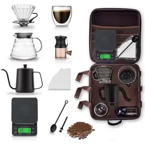 مجموعة قهوة V60 بالتنقيط مكونة من 10 قطع مع مطحنة، إبريق، فلتر، ميزان، وقمع تقطير زجاجي - طقم سفر في حقيبة حمل
