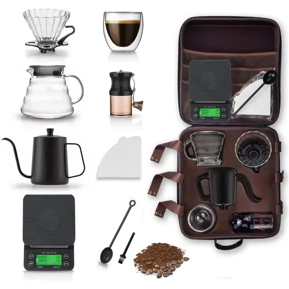 مجموعة قهوة V60 بالتنقيط مكونة من 10 قطع مع مطحنة، إبريق، فلتر، ميزان، وقمع تقطير زجاجي - طقم سفر في حقيبة حمل
