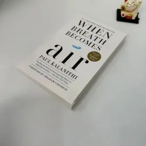 عندما يصبح التنفس هوائيًا بواسطة بول كالانيتي - مذكرات الحياة والموت | كتاب السيرة الذاتية الانعكاسي النهائي لجراح الأعصاب يستحق القراءة