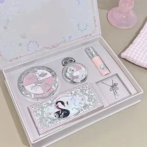 تتضمن صندوق مكياج الباليه الوردي من NICEKEY 1 * طين الشفاه، 1 * مسحوق مضغوط، 1 * مسحوق هايلايت، 1 * مسحوق لوحة ظلال العيون مع قلادة