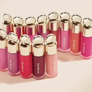 أحمر خدود سائل ناعم من نادر بيوتي، حريري وينزلق بسلاسة، مكياج ممتلئ يدوم طويلاً، أمل الحب، فكرة سعيدة، عجب جديلة