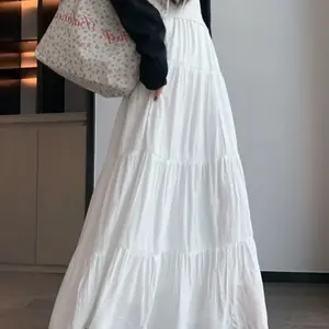 تنورة طويلة أنيقة بيضاء مكشكشة للنساء بخصر مرتفع وتصميم واسع، تنورة ماكسي كاجوال فضفاضة على الطراز الكوري للربيع والصيف