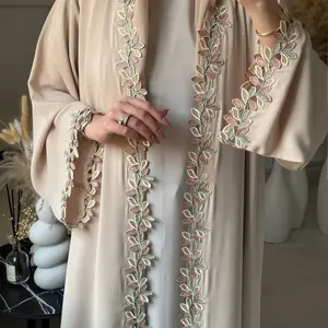 عباية دبي البيج الأنيقة للنساء المسلمات - مصنوعة بشكل معقد مع قطعة تطريز متعددة الألوان في الموضة الإسلامية المتواضعة