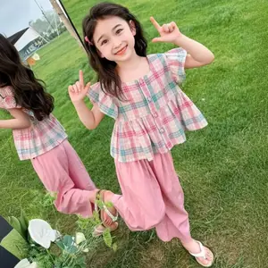 طقم صيفي حلو وعصري للفتيات والمراهقات من 3-10 سنوات، بلوزة وردية بياقة مربعة ونقشة مربعات مع بنطلون واسع الساق، مجموعة من قطعتين